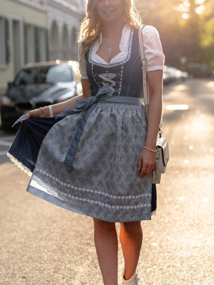 Blaues Dirndl mit Schürze – Oktoberfest | Klassische Tracht für einen stilvollen Auftritt
