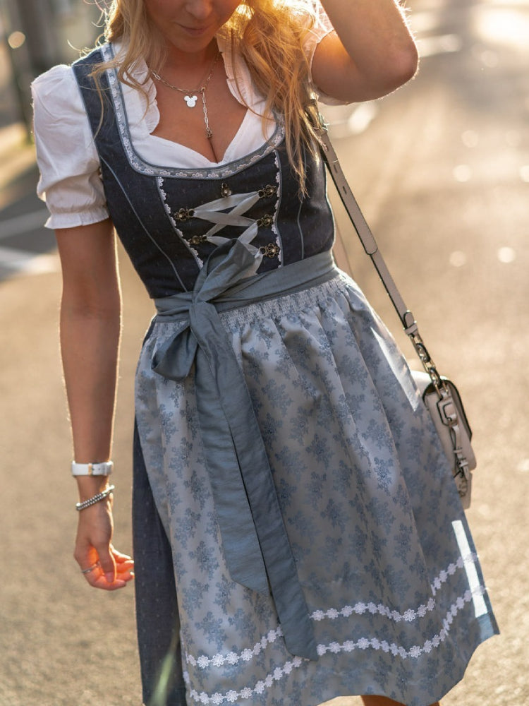 Blaues Dirndl mit Schürze – Oktoberfest | Klassische Tracht für einen stilvollen Auftritt