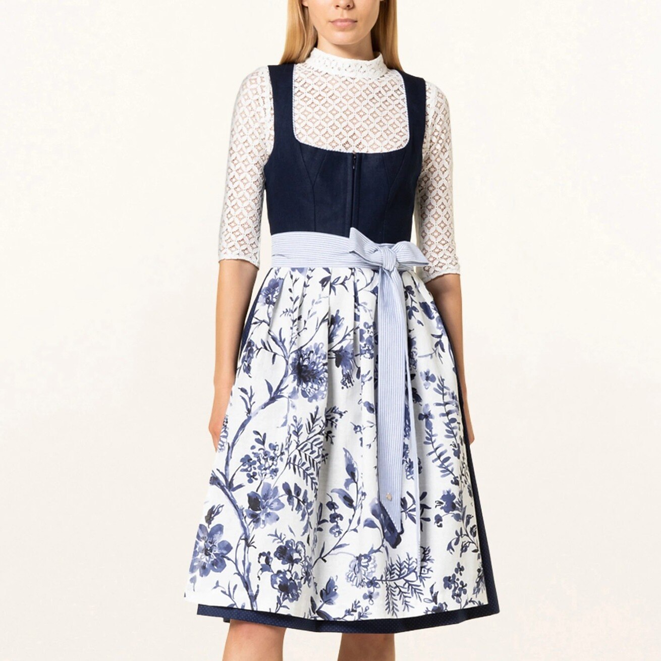 Dirndlkleid mit blauem Blumenmuster – Oktoberfest | Romantische Tracht mit Schürze
