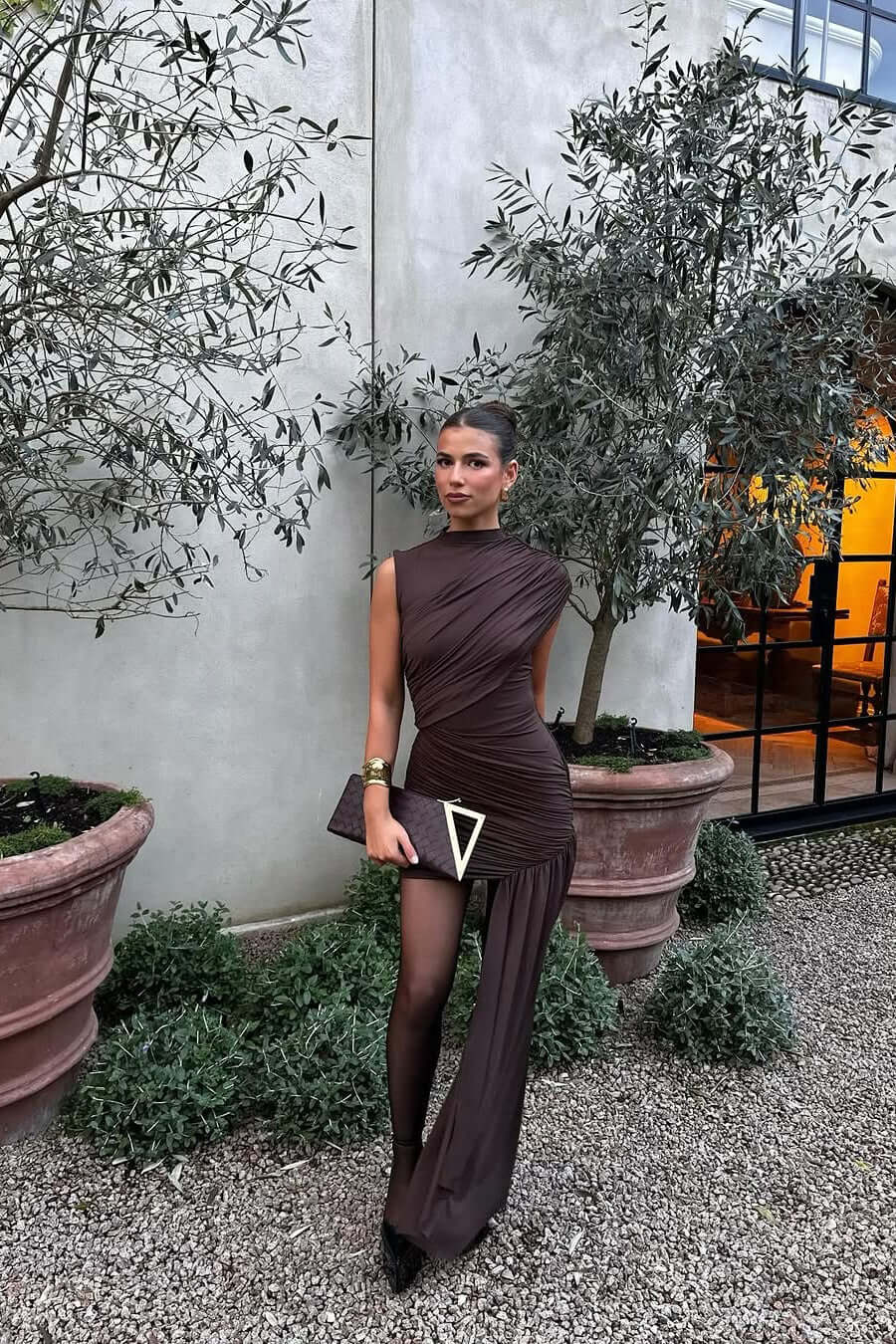 Gerafftes, asymmetrisches Kleid mit hohem Ausschnitt und kurzen Ärmeln 4