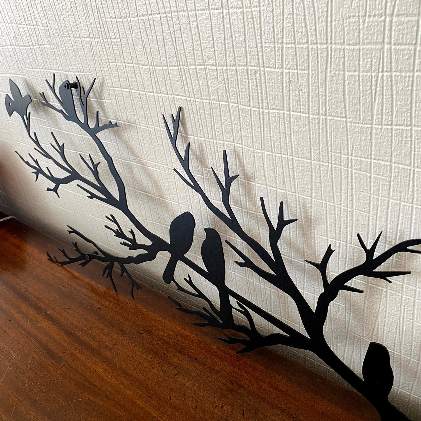 Wanddekoration mit Vögeln auf einem Ast – elegante Wanddekoration für Wohnzimmer und moderne Wohnungen