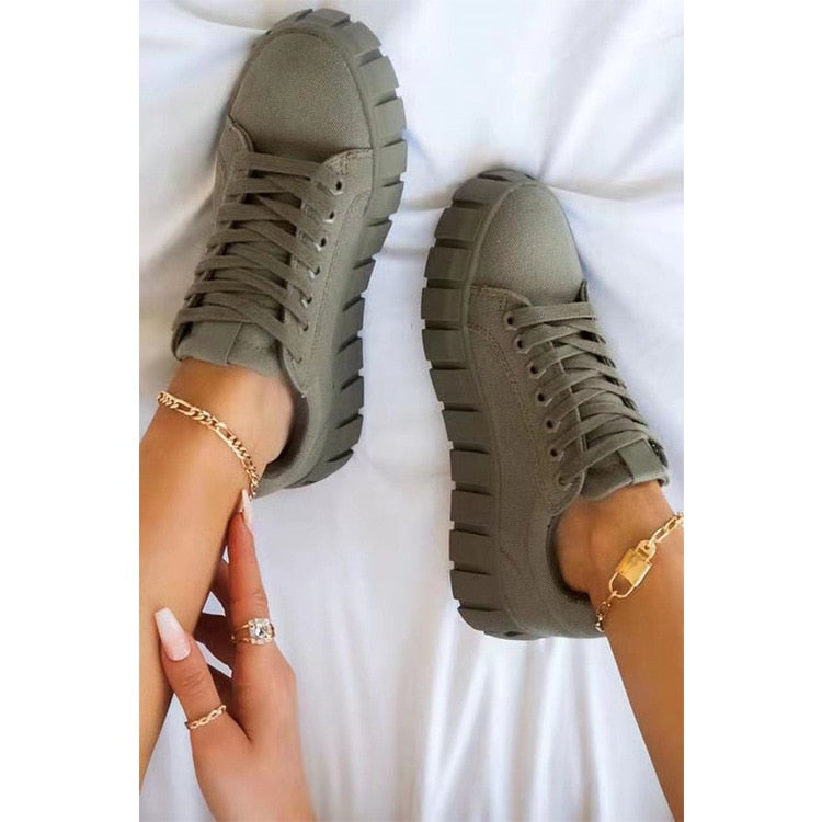 Chaussures de sport pour femmes à semelle compensée : le confort rencontre le style urbain moderne