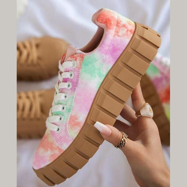 Chaussures de sport pour femmes à semelle compensée : le confort rencontre le style urbain moderne
