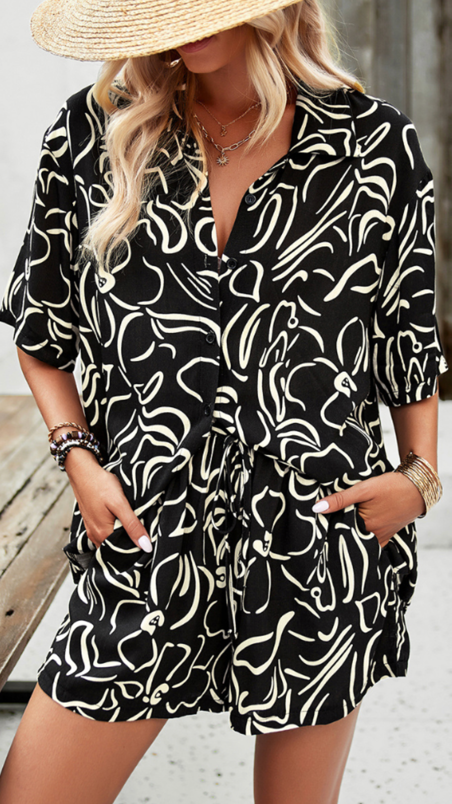 Damen Button-Down-Shirt und Shorts Set im Druckdesign für Sommerausflüge und Freizeit