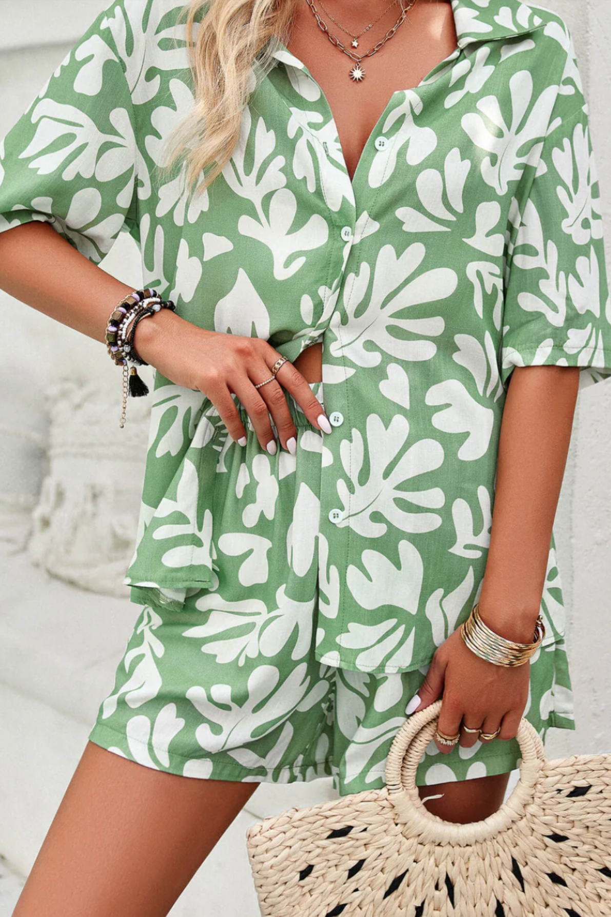 Damen Button-Down-Shirt und Shorts Set im Druckdesign für Sommerausflüge und Freizeit