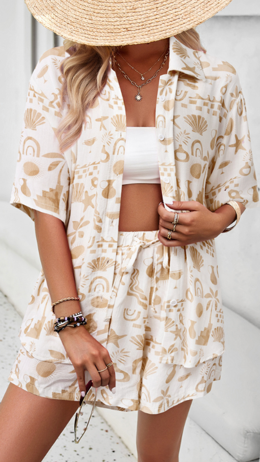 Damen Button-Down-Shirt und Shorts Set im Druckdesign für Sommerausflüge und Freizeit