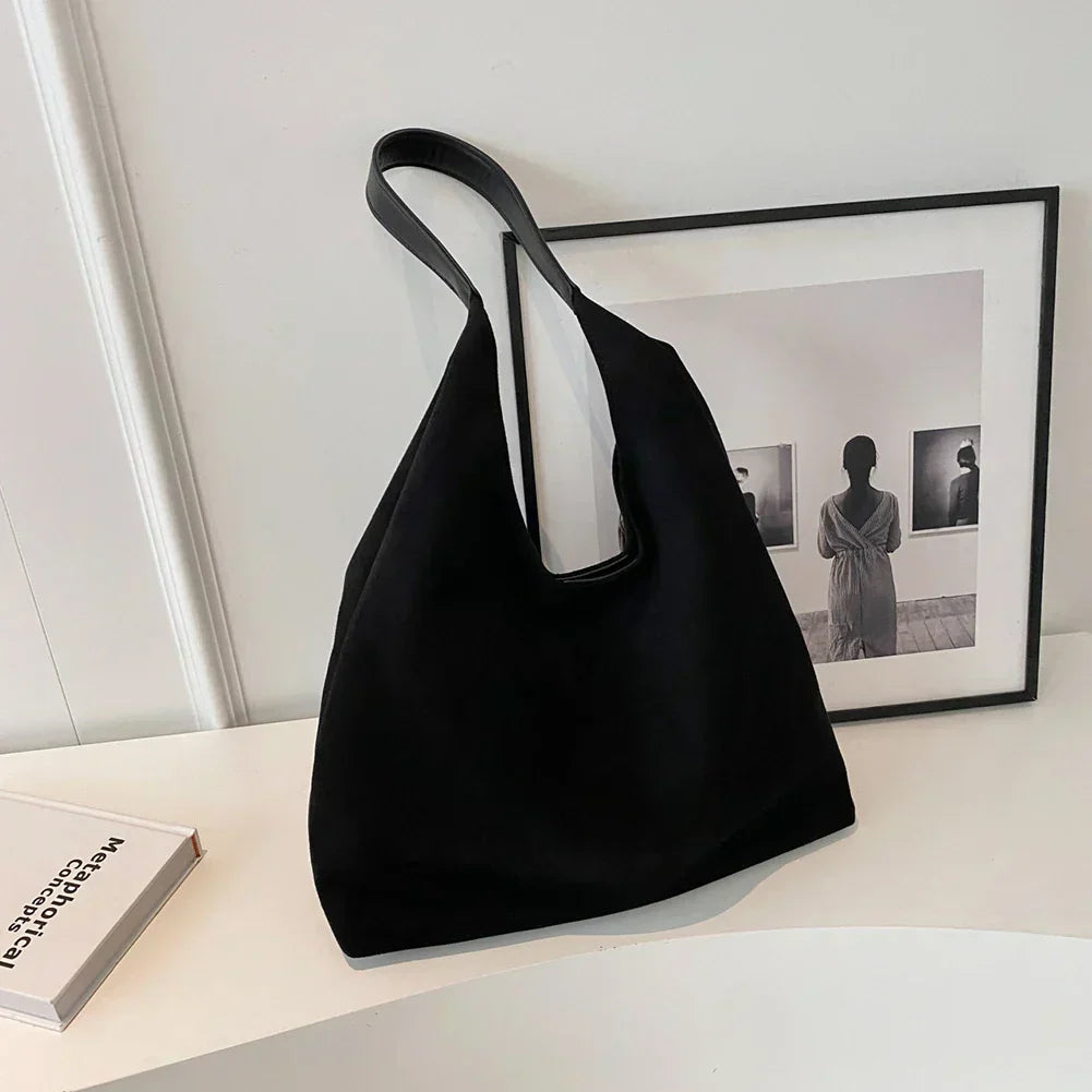 Damen Schultertasche aus Wildlederimitat – Minimalistische und elegante Handtasche4