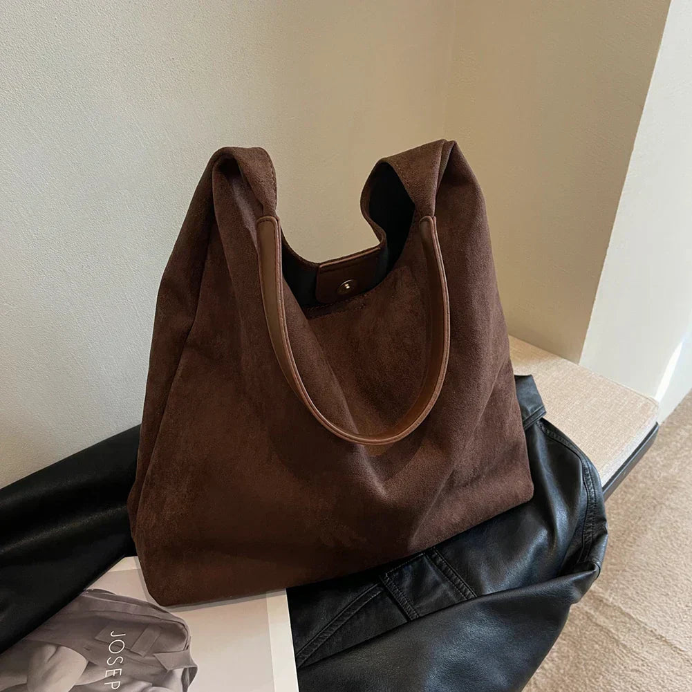 Damen Schultertasche aus Wildlederimitat – Minimalistische und elegante Handtasche2