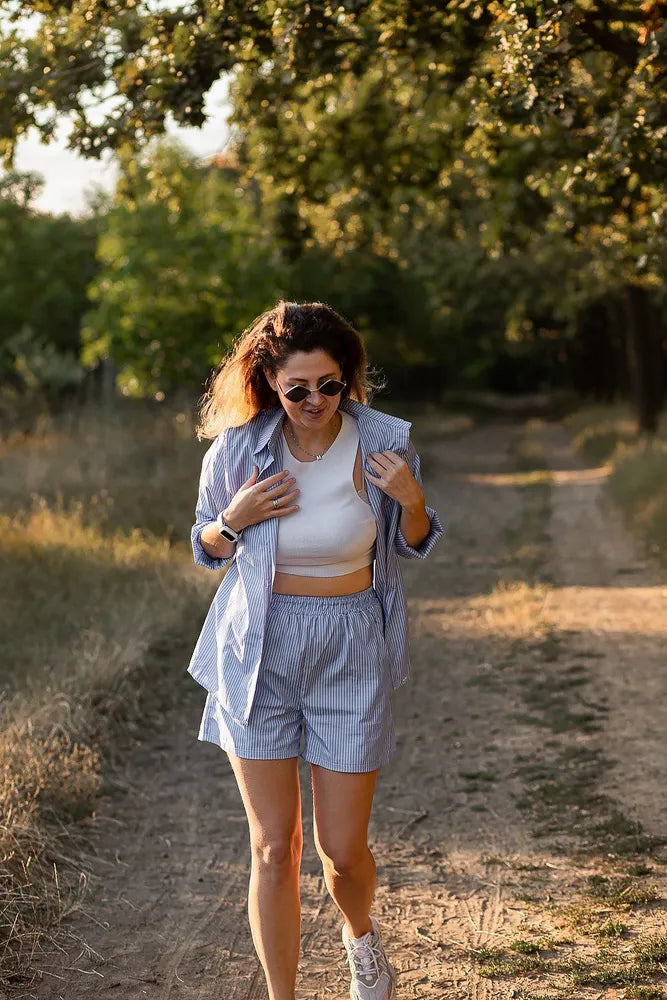 Damen Set – Gestreifter Sommerlook mit Shorts und Bluse