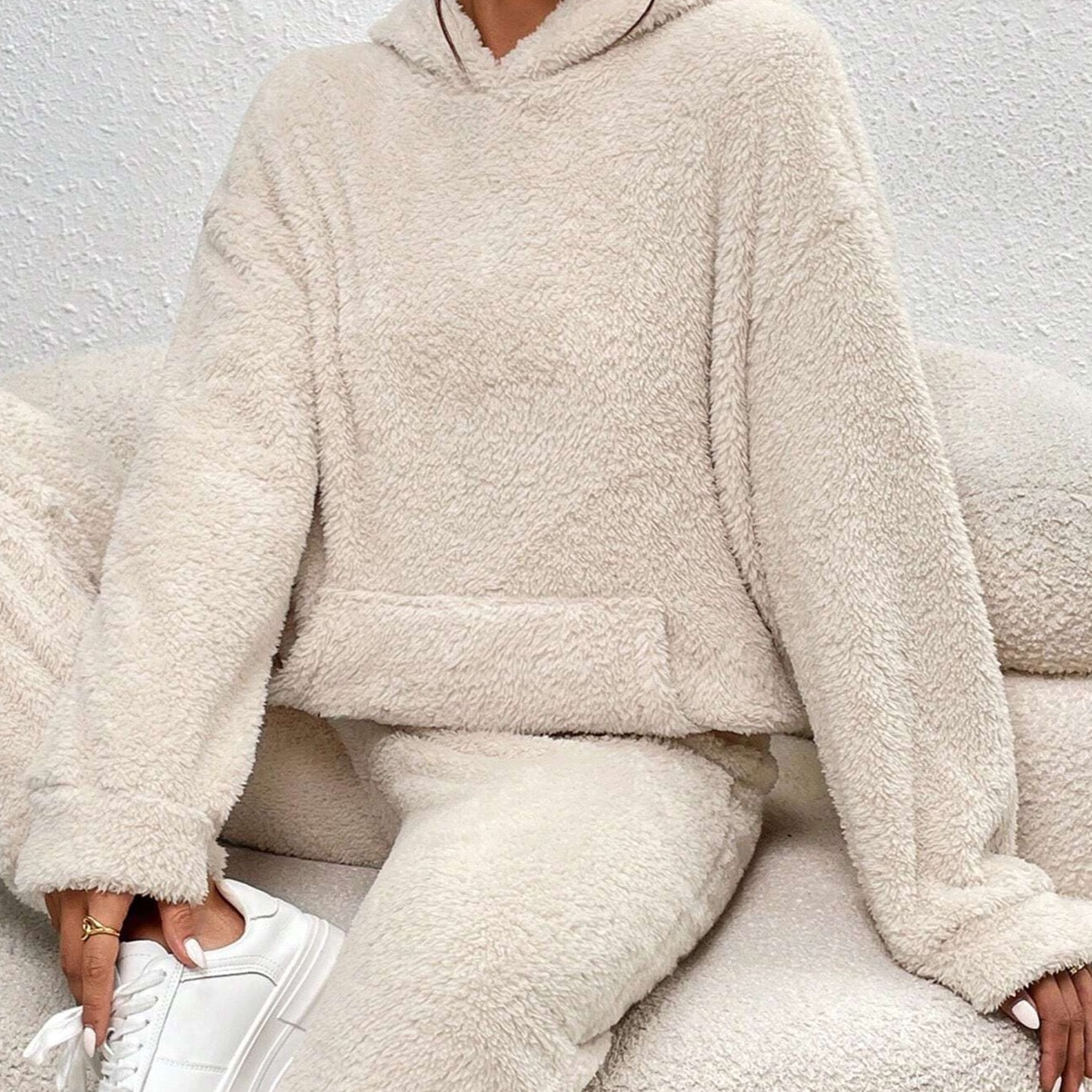 Damen-Teddy-Zweiteiler mit Kapuze – Kuscheliger und bequemer Lounge-Set für kalte Tage3