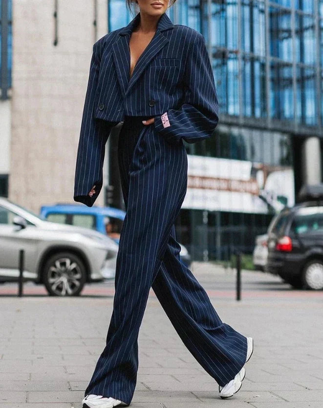 Damen Zweiteiliges Nadelstreifen-Anzugset – Eleganz trifft auf Lässigkeit
