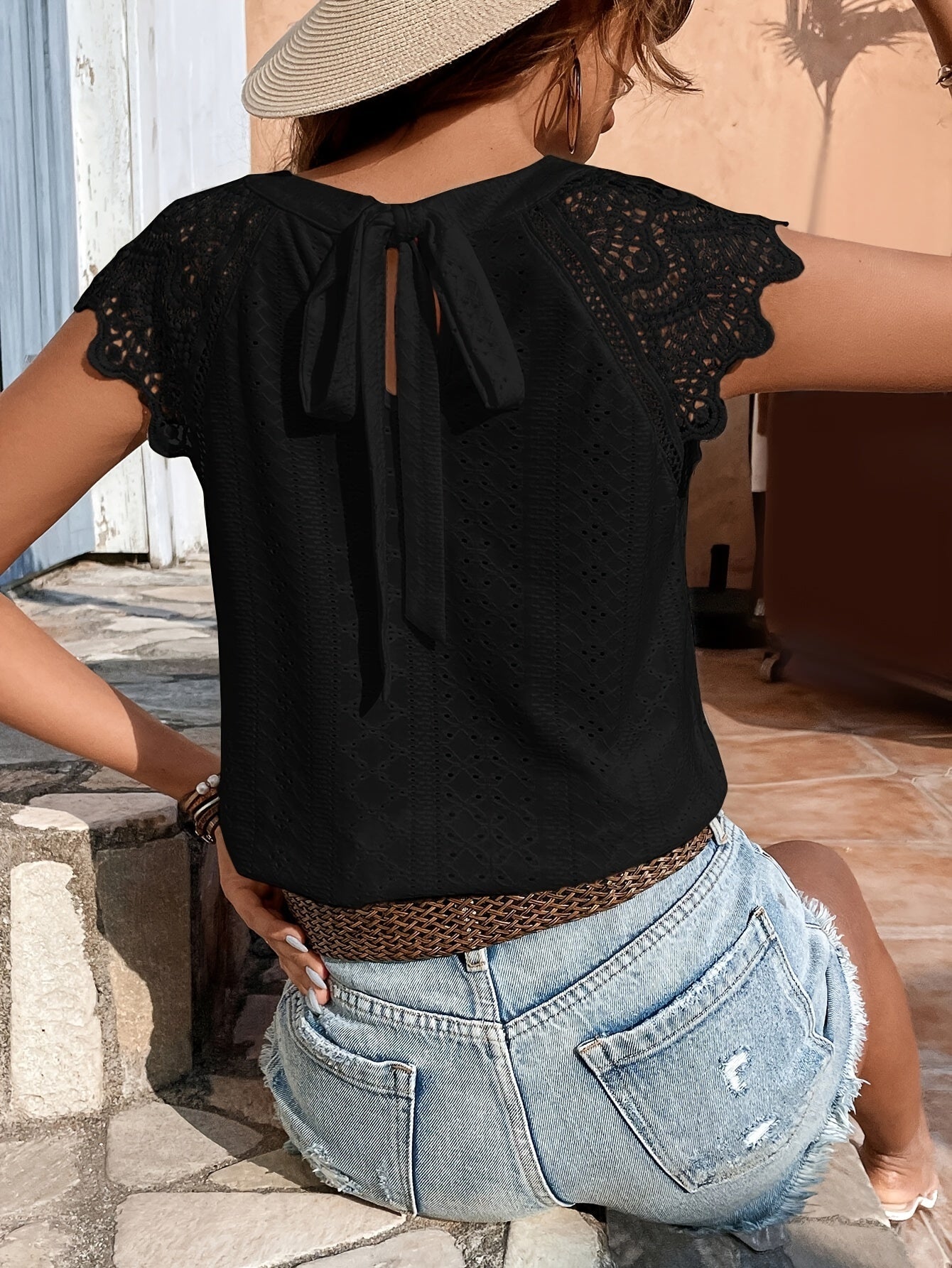Damenbluse mit Spitze | Sommerliches Rückendetail für stilvolle Auftritte | Yelindra