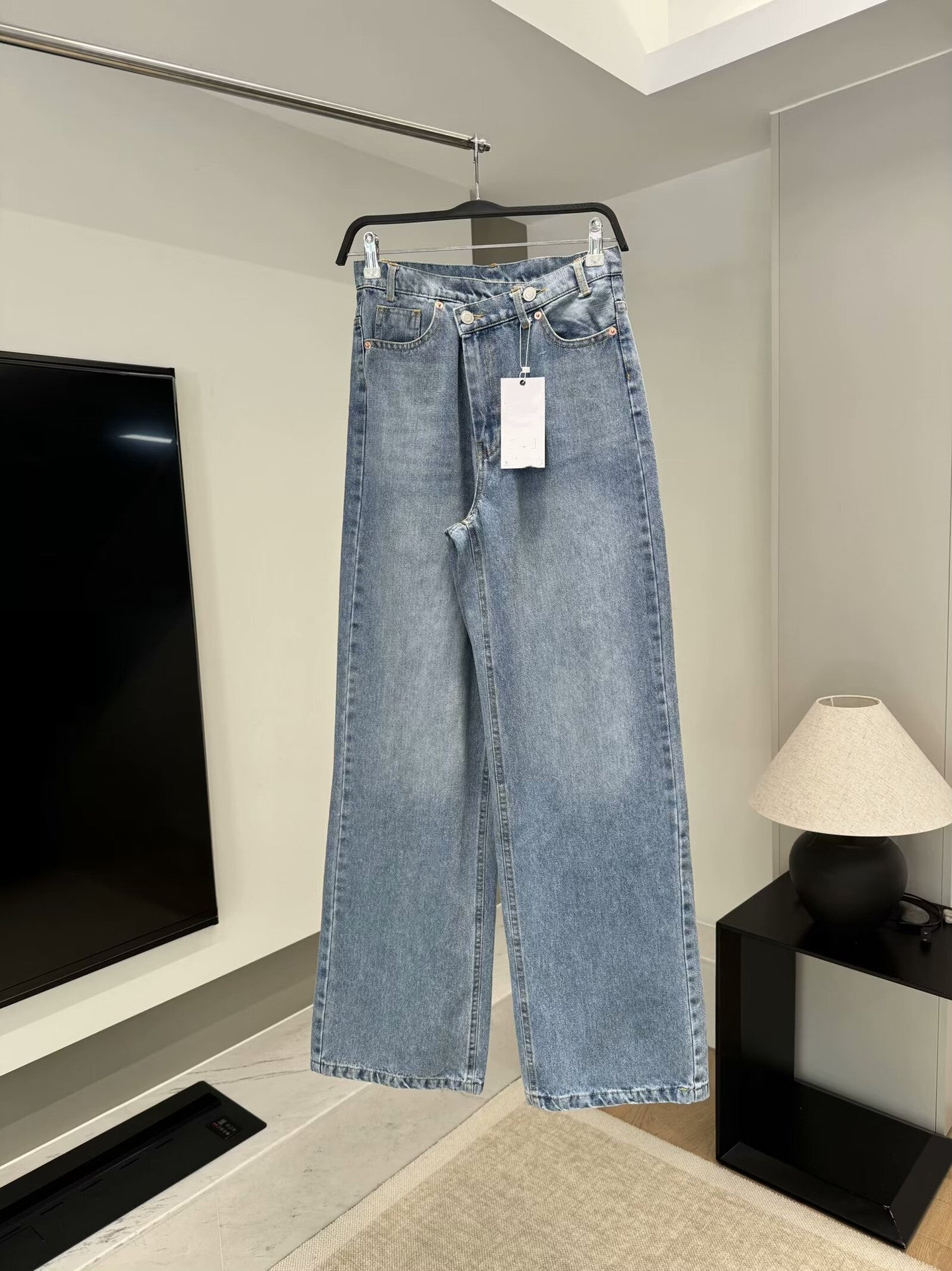 Damenjeans mit asymmetrischer Taille und geradem Bein