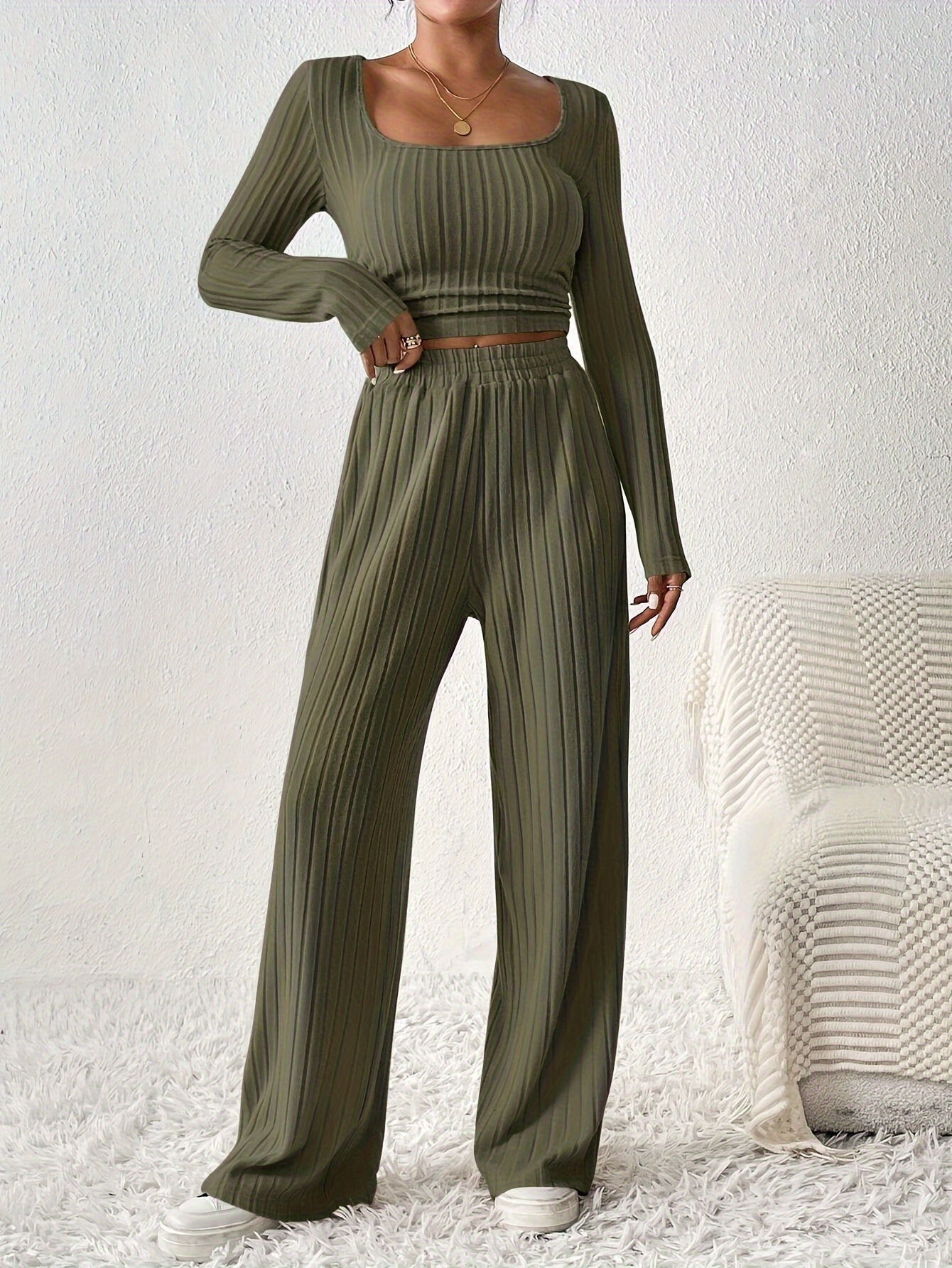 elegantes-ensemble-mit-crop-top-und-hose-komfort-und-stil-vereint8