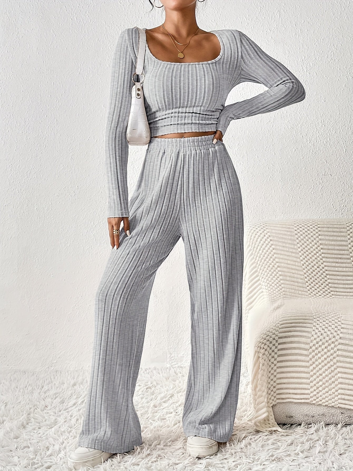 elegantes-ensemble-mit-crop-top-und-hose-komfort-und-stil-vereint6
