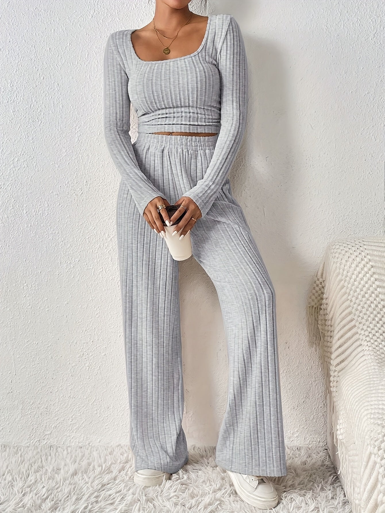 elegantes-ensemble-mit-crop-top-und-hose-komfort-und-stil-vereint2