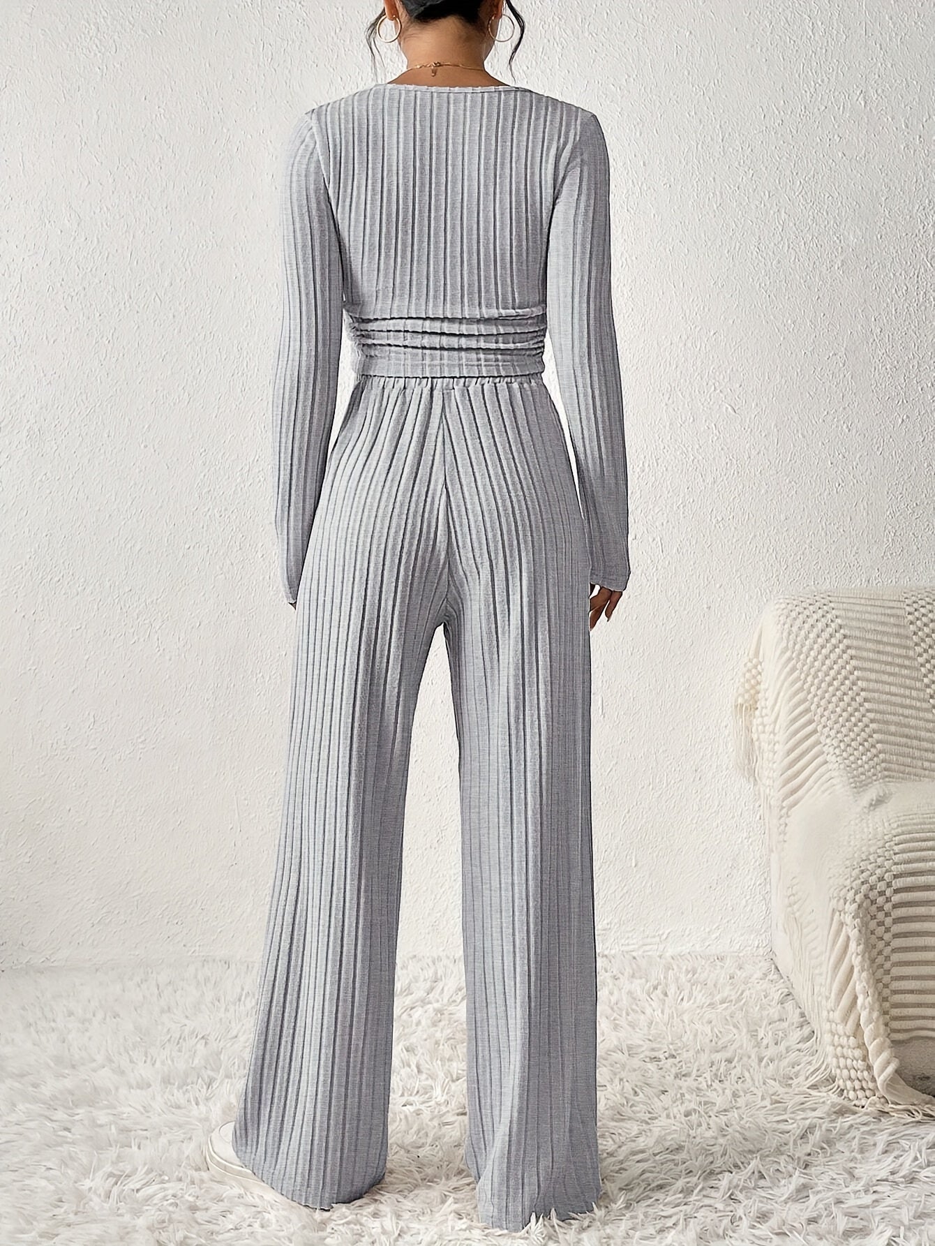 elegantes-ensemble-mit-crop-top-und-hose-komfort-und-stil-vereint4