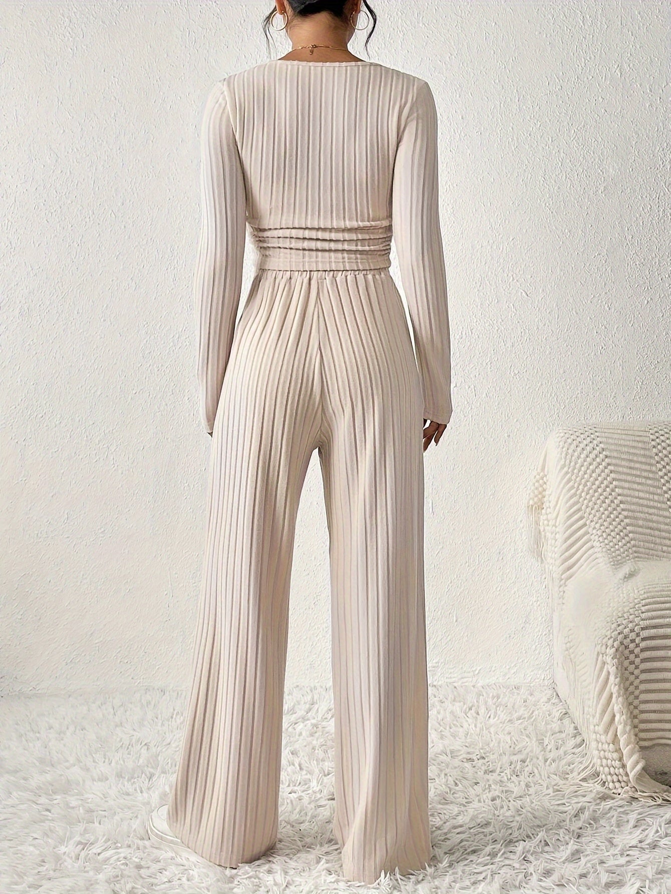 elegantes-ensemble-mit-crop-top-und-hose-komfort-und-stil-vereint5