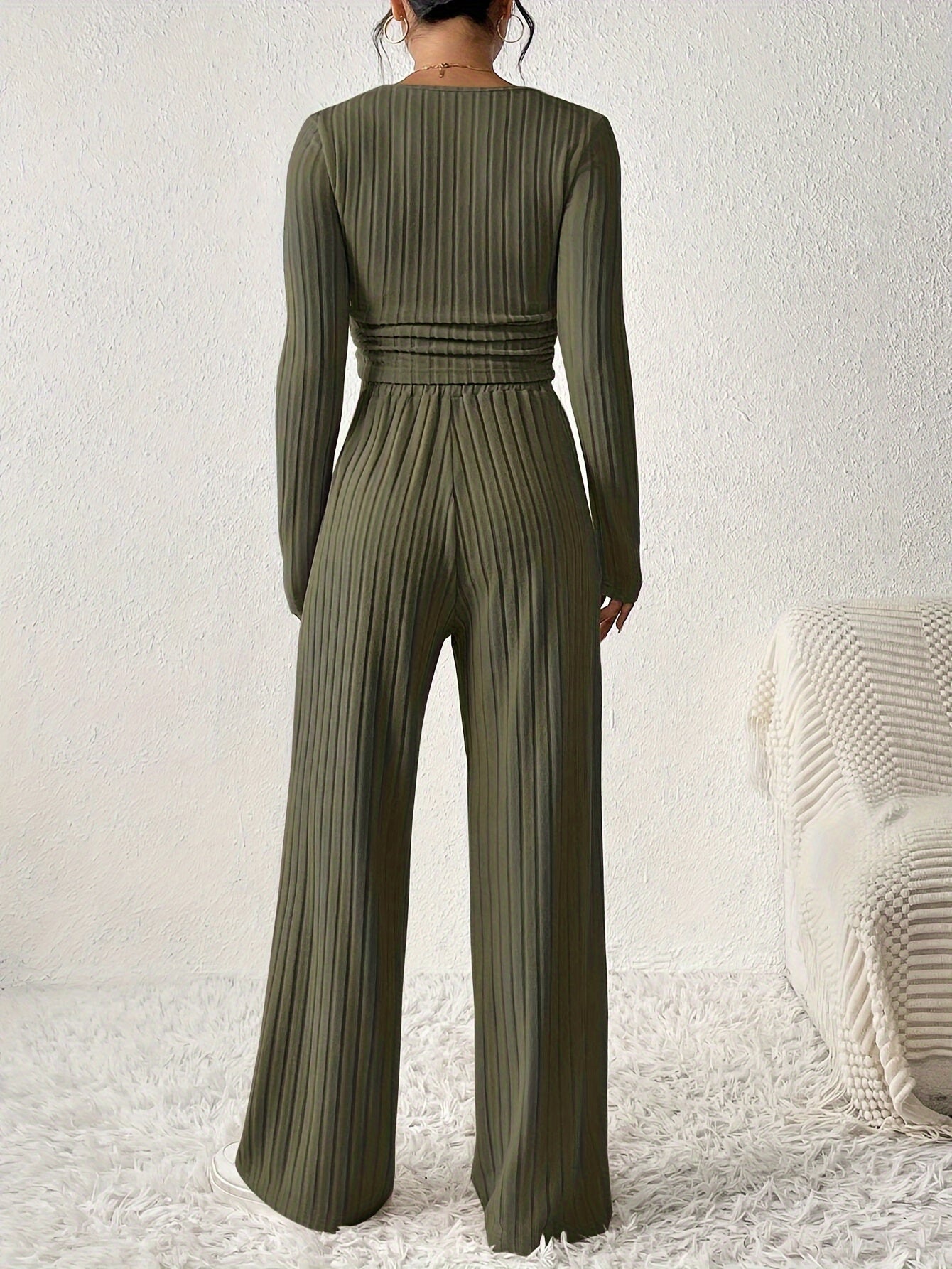 elegantes-ensemble-mit-crop-top-und-hose-komfort-und-stil-vereint3