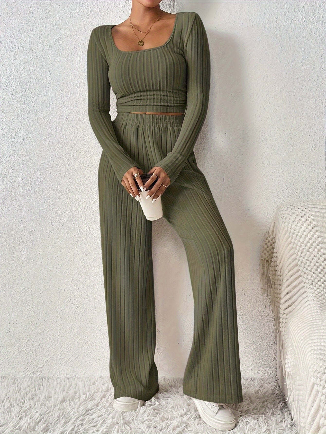 elegantes-ensemble-mit-crop-top-und-hose-komfort-und-stil-vereint1