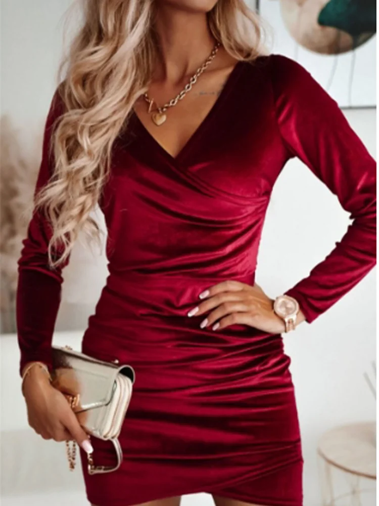 elegantes-v-ausschnitt-kleid-verleihen-sie-ihrer-silhouette-stil