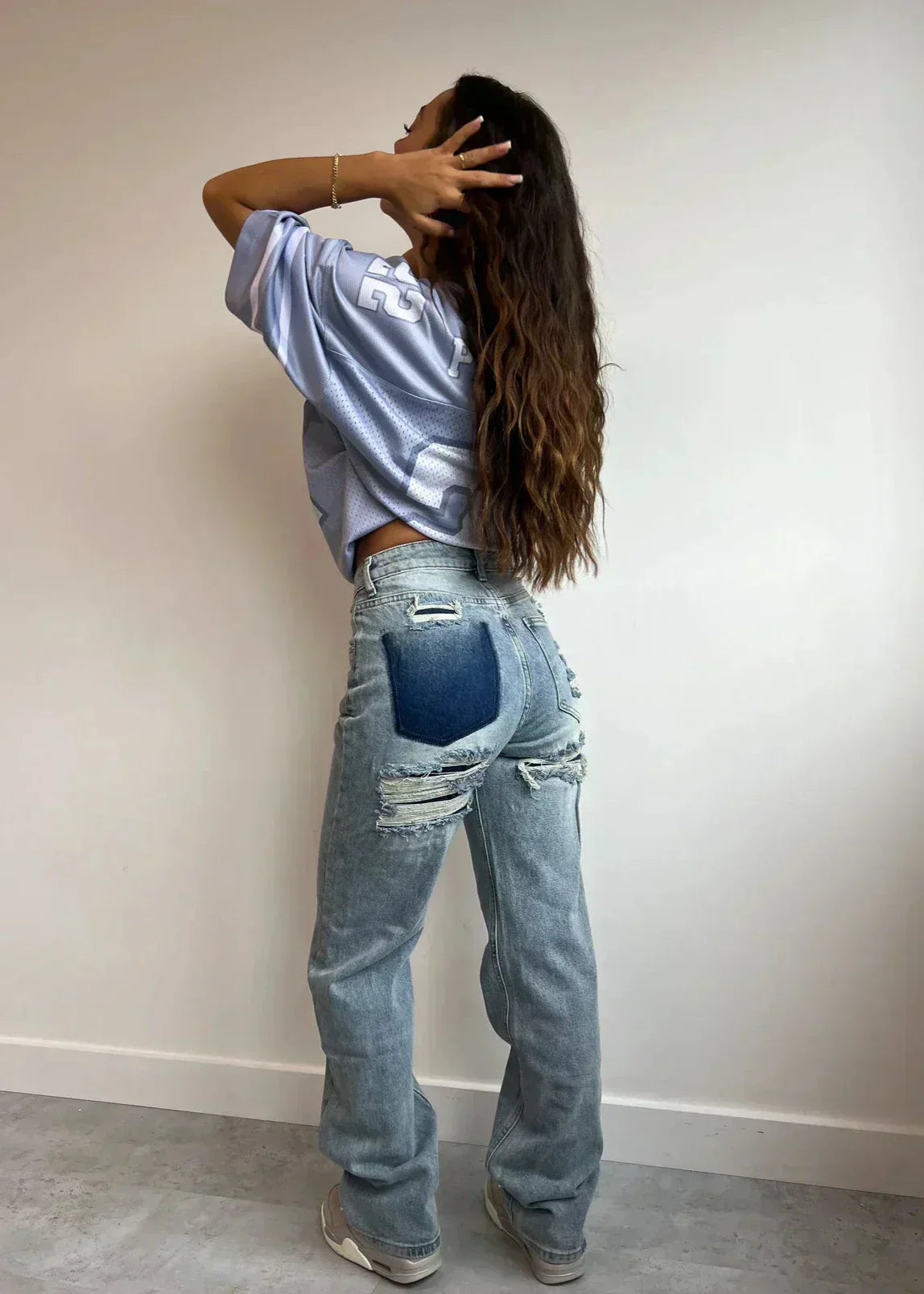 Frauen Jeans mit abgenutzten Details und zwei Color -Taschendruck