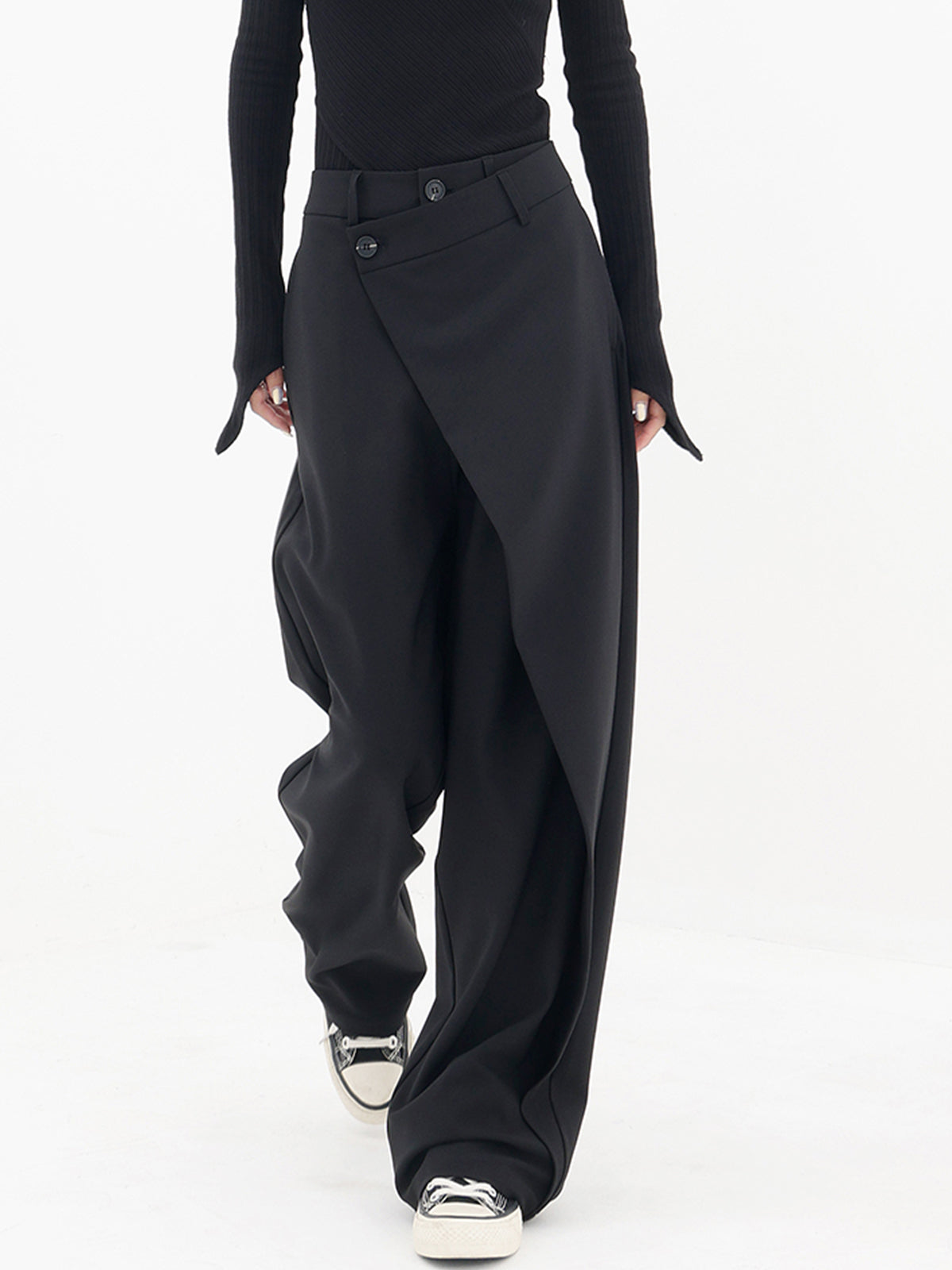 Frauenhose mit asymmetrischem Design und weitläufigen Beinen
