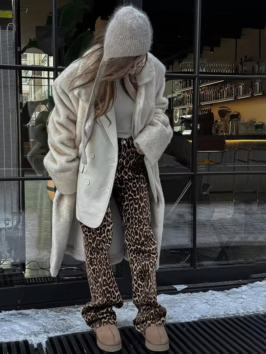 Frauenhose mit Leopardenmuster und weitläufigen Beinen