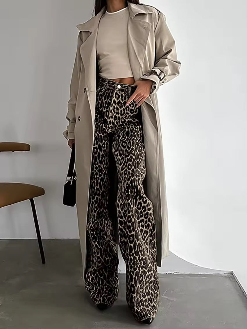 Frauenhose mit Leopardenmuster und weitläufigen Beinen