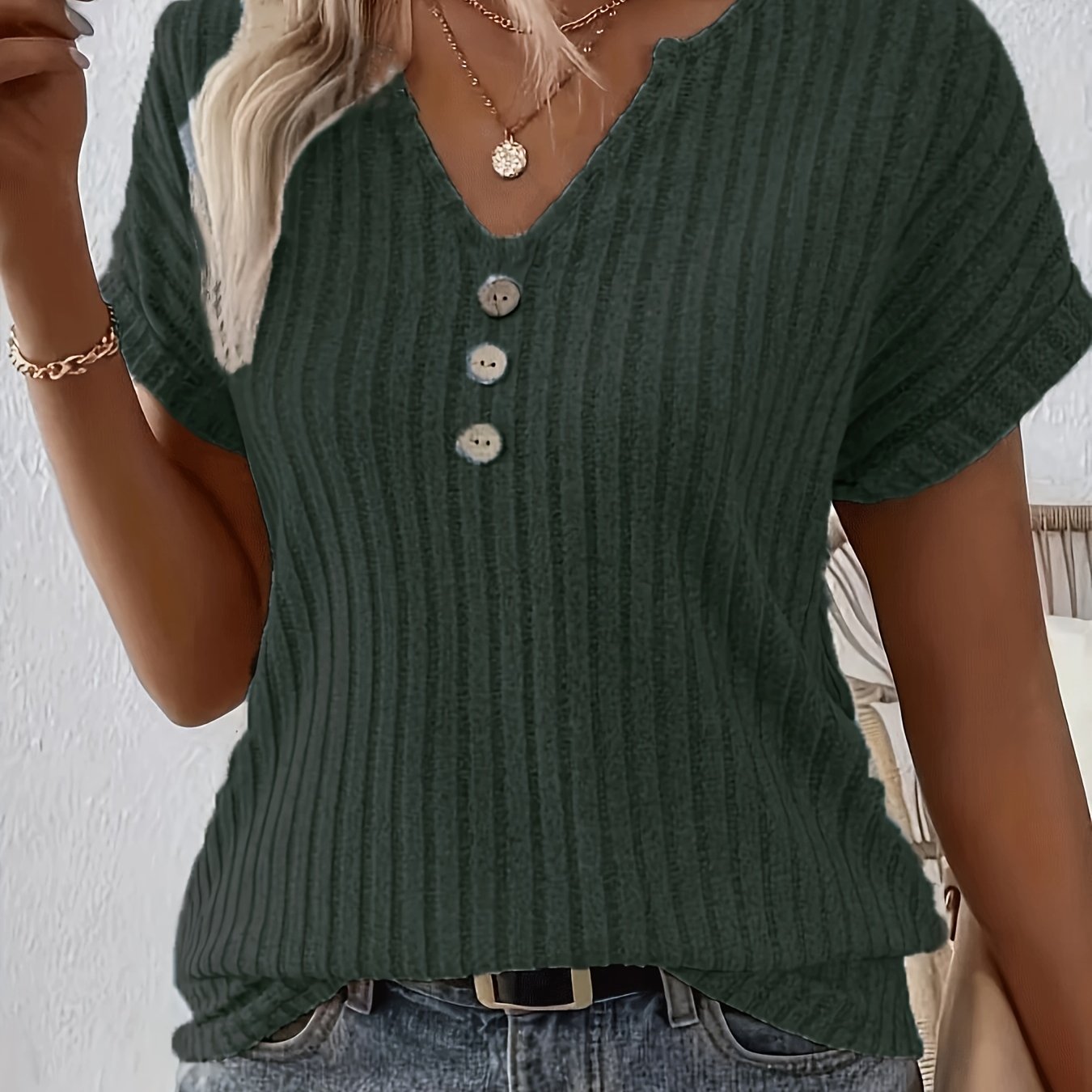 Geripptes Damenoberteil | Lässiger Chic mit Knopfakzent | Maja