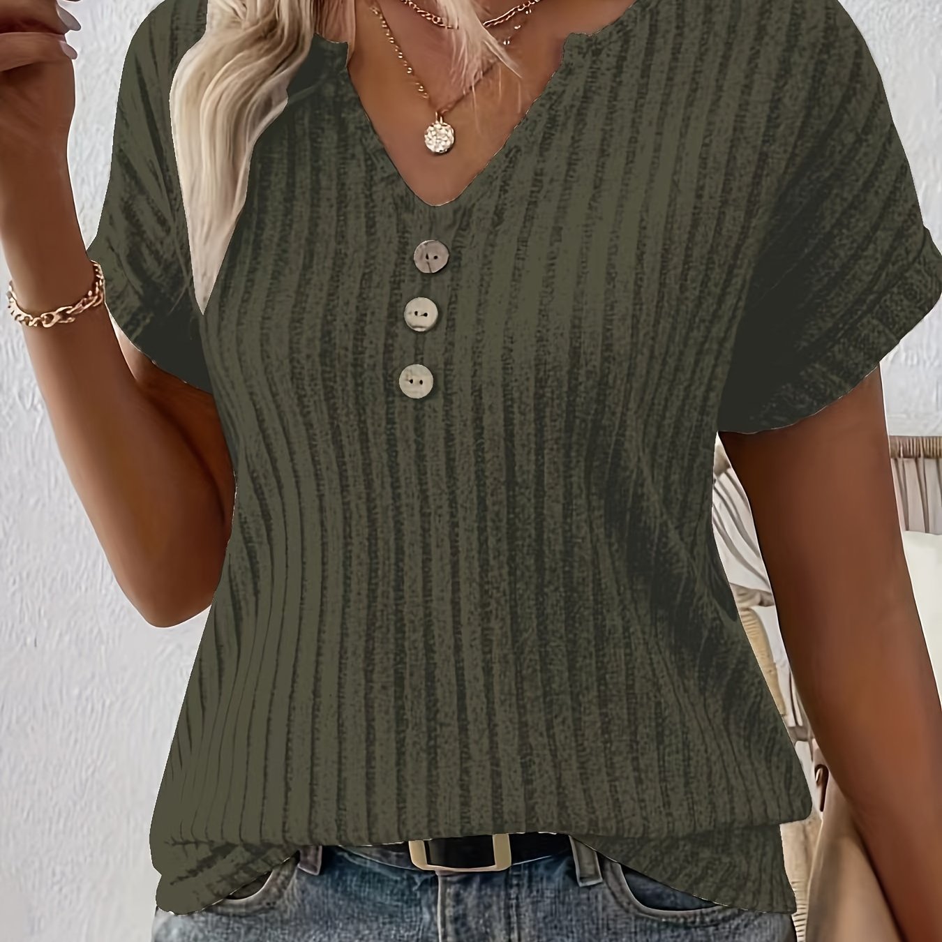 Geripptes Damenoberteil | Lässiger Chic mit Knopfakzent | Maja