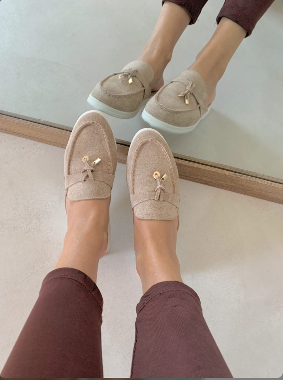Offene Slipper für Damen mit charmanten Details
