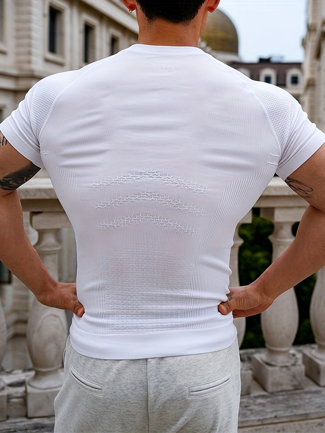 Herren Fitness Shirt | Körpernahes Kurzarmshirt | Definierte Silhouette | Moderner Activewear Look