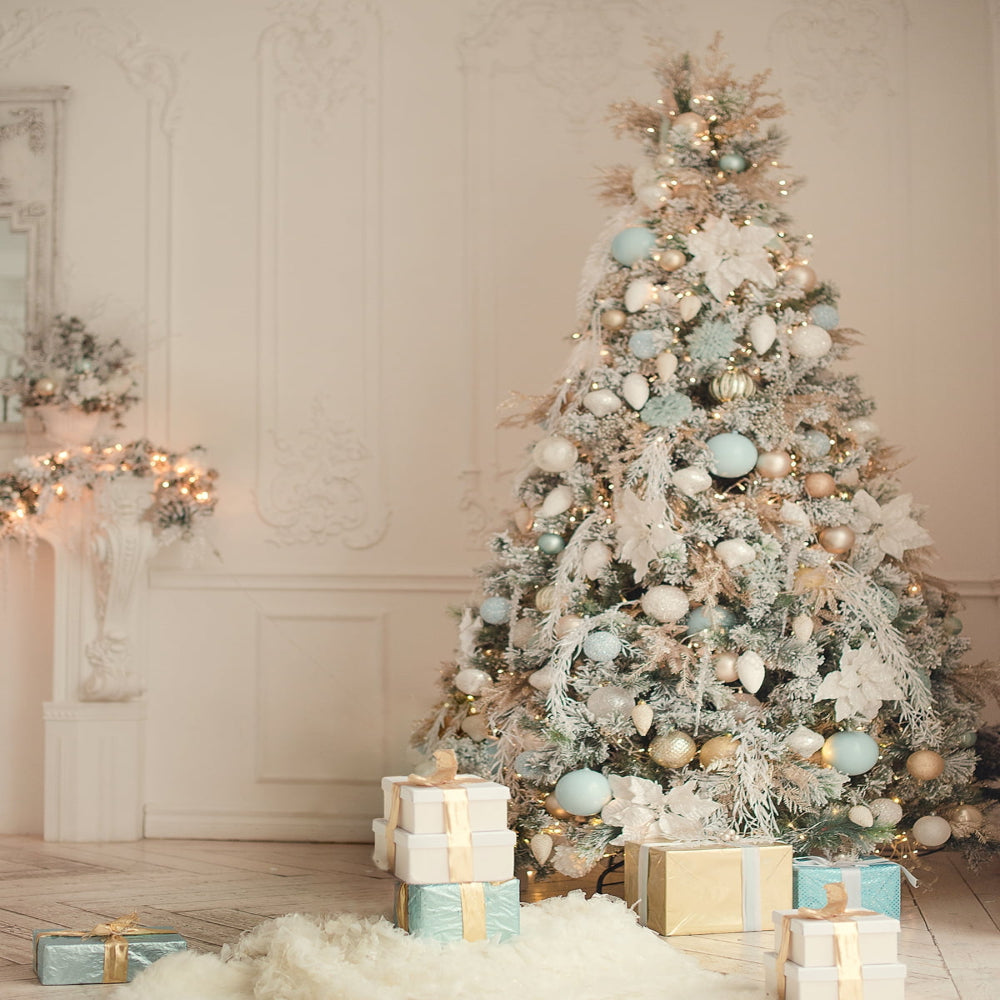 Beleuchteter Weihnachtsbaum mit zweifarbigen LED-Schneebeschlägen 