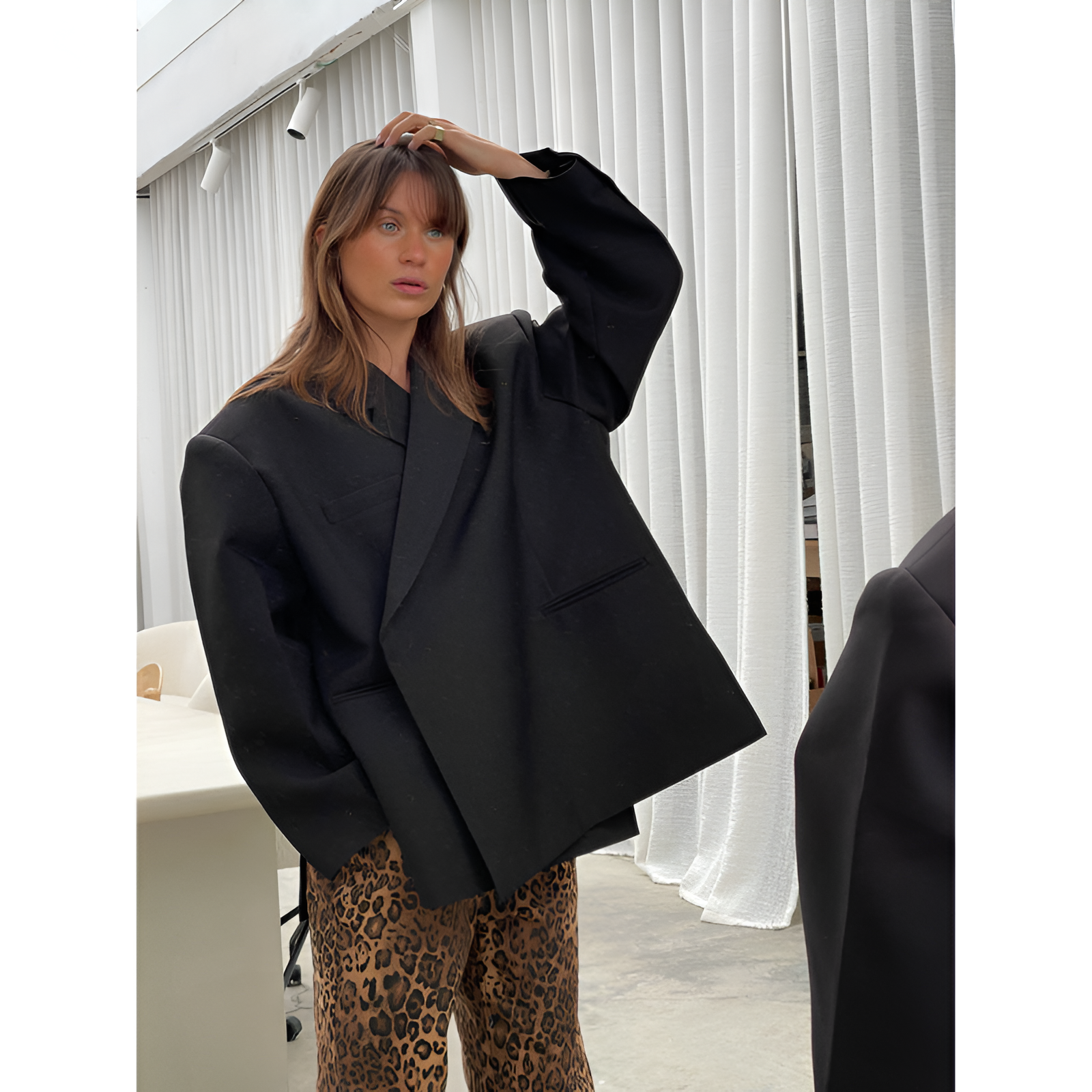 Damenblazer – Oversized-Passform – Asymmetrischer Seitenschlitz – Verdeckter Verschluss