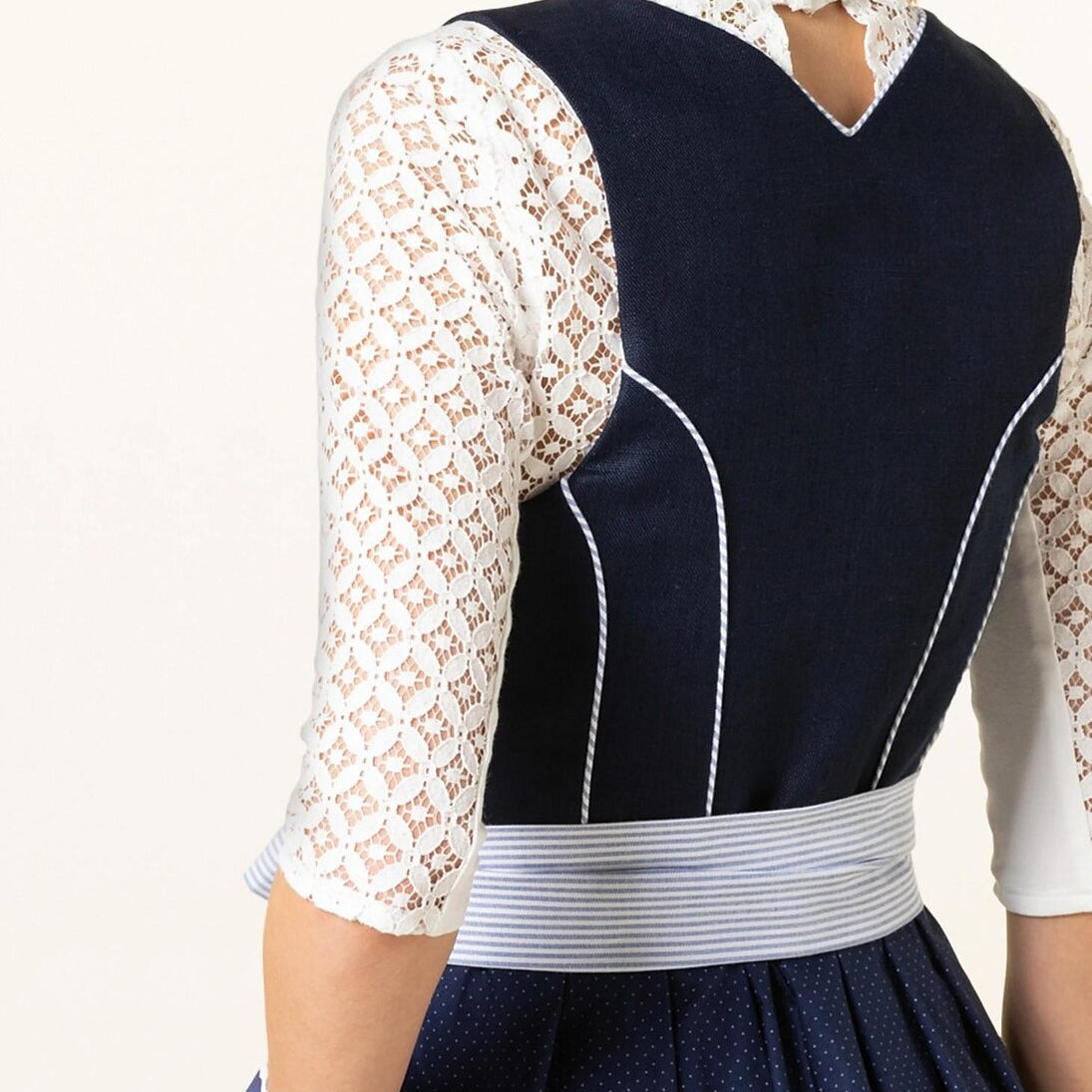 Dirndlkleid mit blauem Blumenmuster – Oktoberfest | Romantische Tracht mit Schürze