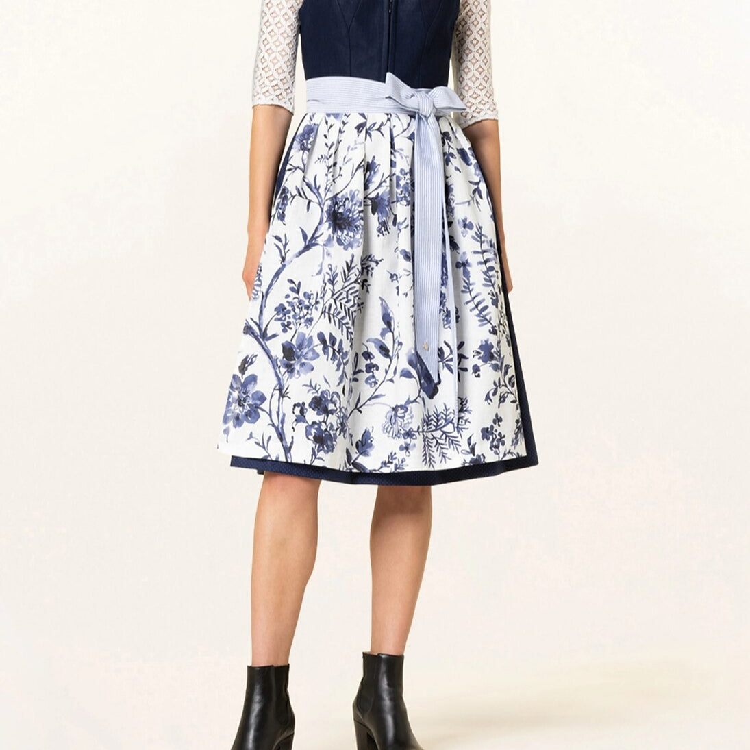 Dirndlkleid mit blauem Blumenmuster – Oktoberfest | Romantische Tracht mit Schürze