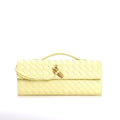 Edle geflochtene Damen Clutch aus Echtmaterial mit verstellbarem Riemen – kompakt und vielseitig für alle Gelegenheiten
