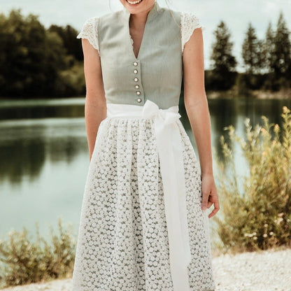 Elegantes Dirndlkleid in Grün – Oktoberfest | Mit floraler Spitzenschürze für einen stilvollen, traditionellen Look