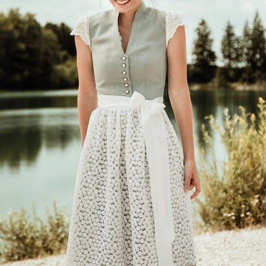 Elegantes Dirndlkleid in Grün – Oktoberfest | Mit floraler Spitzenschürze für einen stilvollen, traditionellen Look