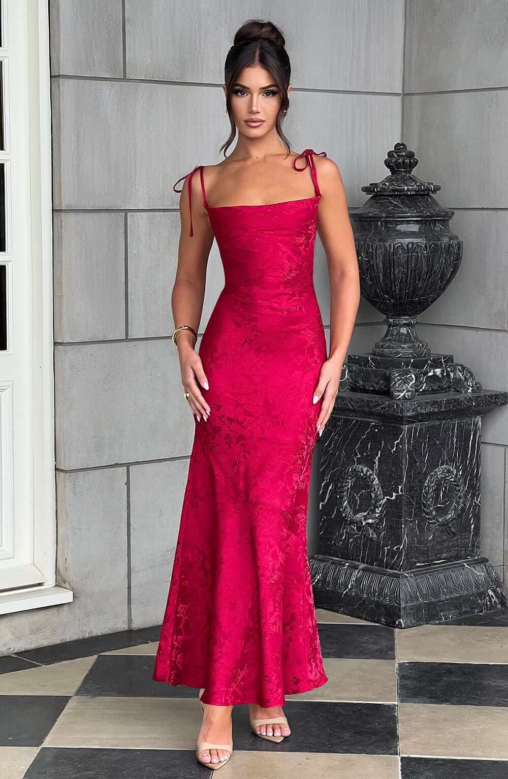 Elegantes Maxikleid mit Wasserfallausschnitt, Bindebändern und Schnürverschluss am Rücken 10