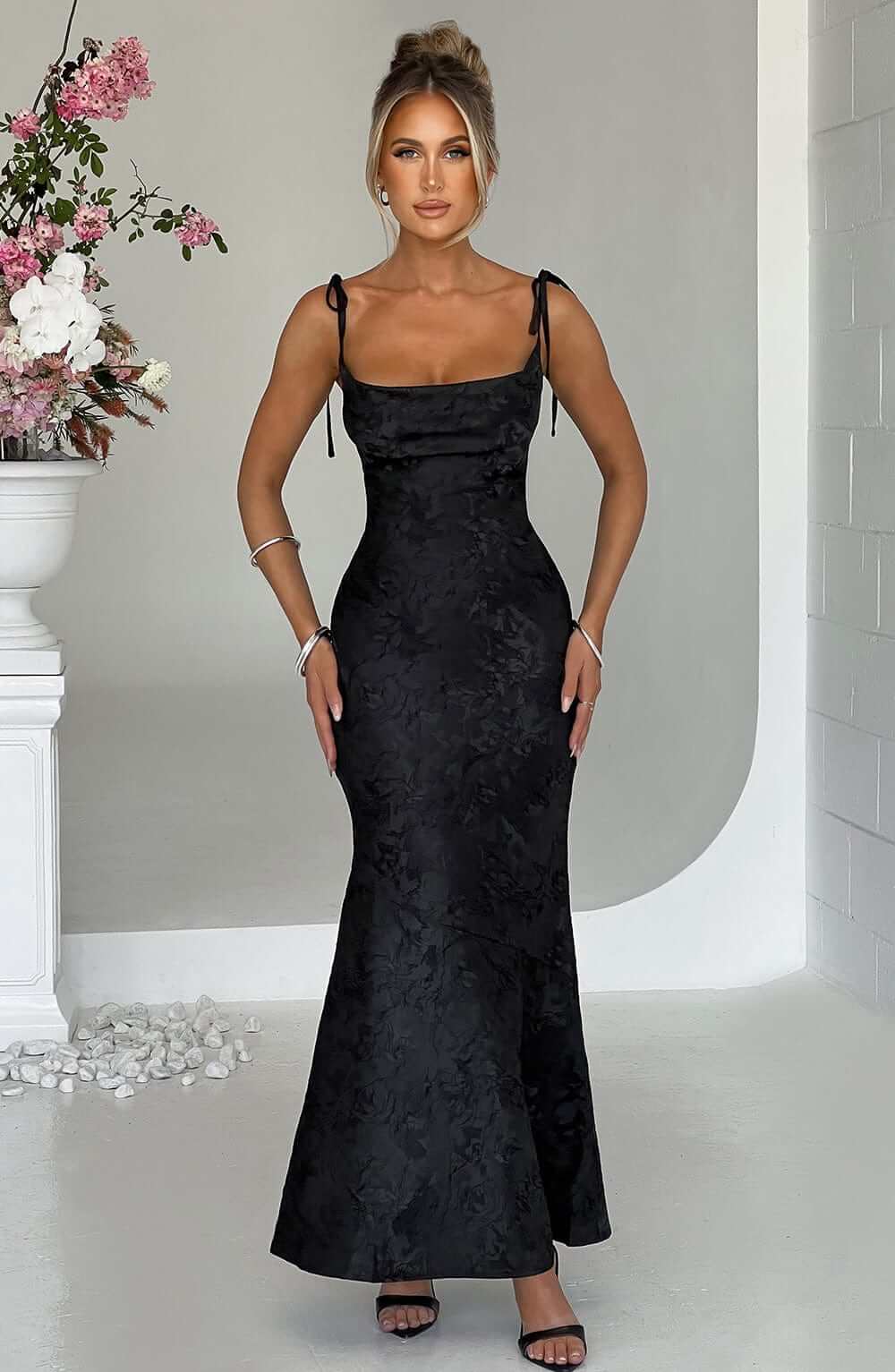 Elegantes Maxikleid mit Wasserfallausschnitt, Bindebändern und Schnürverschluss am Rücken 9