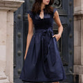 Elegantes marineblaues Dirndlkleid – Oktoberfest | Stilvolle Tracht mit Schürze