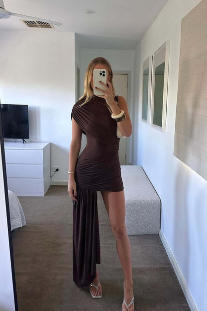 Gerafftes, asymmetrisches Kleid mit hohem Ausschnitt und kurzen Ärmeln 1