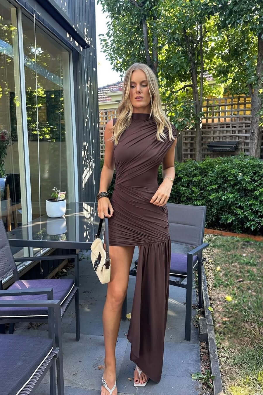 Gerafftes, asymmetrisches Kleid mit hohem Ausschnitt und kurzen Ärmeln 3