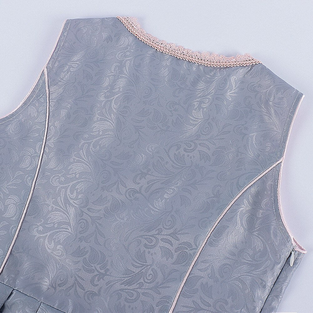 Graues Dirndlkleid – Oktoberfest | Mit rosa Spitzenschürze für einen eleganten Trachtenlook
