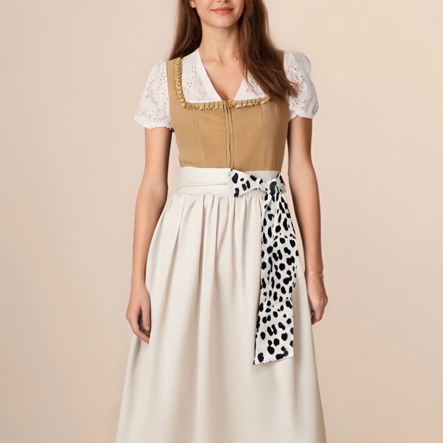 Leoparden-Dirndl in Khaki – Oktoberfest | Ein wildes Statement im modernen, traditionellen Stil