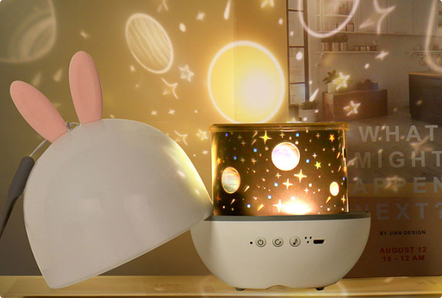 Projektor für Nachtlicht mit Fernbedienung – 360° Drehung, 3 Farben, Beruhigende Atmosphäre im Kinderzimmer