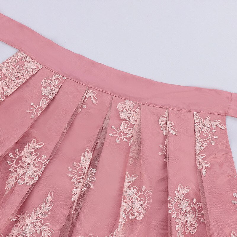 Rosa Dirndlkleid – Oktoberfest | Mit bestickter Schürze und Bluse für einen femininen, traditionellen Look