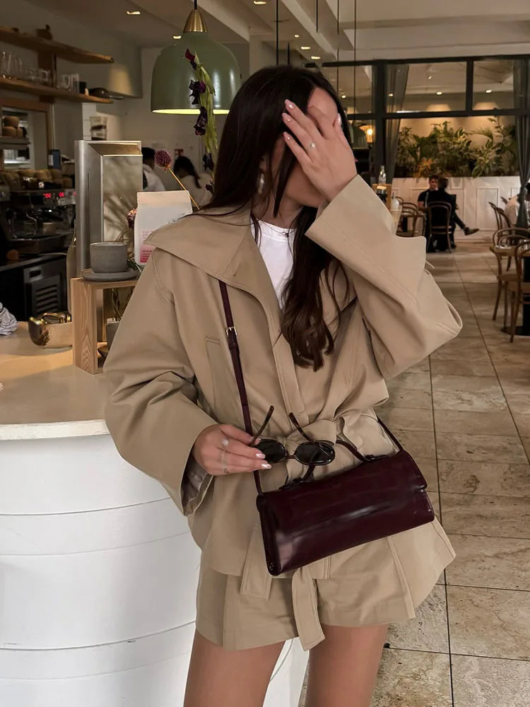 Damen zweiteiliges Set mit oversized Wickeljacke mit Gürtel und Shorts | Langarm
